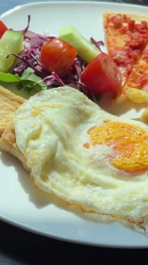 Kahvaltı, yumurtayı sebzelerle birlikte tabağa koydu. Yüksek kalite 4k görüntü