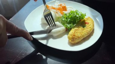 Vietnam usulü beyaz çörek peyniri. Açılmış kruvasan ve çırpılmış yumurta. Açısal beyaz tabakta. Bir kadın kruvasana taze çırpılmış yumurta koyuyor. Yüksek kalite 4k görüntü