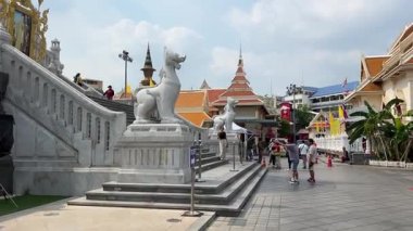 Tayland 'ın eski kenti Tayland Bangkok 09.11.2025' teki Budist tapınak kompleksindeki yüksek altın pagoda kulelerine bakıyorum.