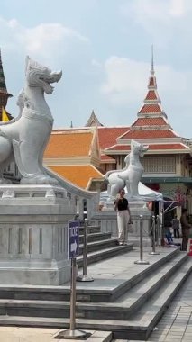 Tayland 'ın eski kenti Tayland Bangkok 09.11.2025' teki Budist tapınak kompleksindeki yüksek altın pagoda kulelerine bakıyorum.