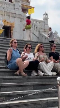 Tayland 'ın eski kenti Tayland Bangkok 09.11.2025' teki Budist tapınak kompleksindeki yüksek altın pagoda kulelerine bakıyorum.