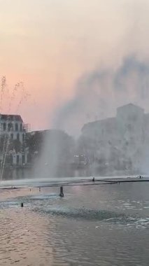 Büyük Dünya. Vietnam Phu Quoc Adası 09.05.2025 'te çeşmeli ve akşamları çekilen nehir kanalı yakınlarındaki binalar.