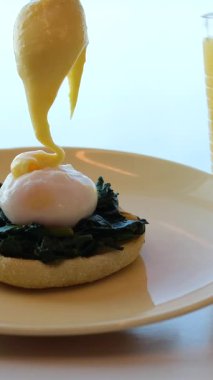 Amerikan kahvaltısı ile yumurta, pastırma, tost, krep, kahve ve meyve suyu, ahşap arka plan kadar güneşli tarafı