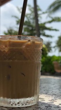 Sabahın erken saatlerinde denizde buzlu kahveyi kapatıyoruz, okyanus kıyısında latte yapıyoruz. Bej kapsül kahve makinesi şeffaf kupa ya da buzlu fincan kahve yapar. Kumsalda dinleniyor..