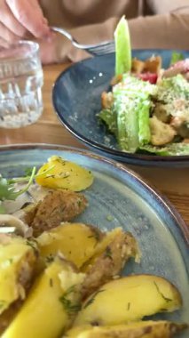 Sezar salatası patates, tavuk göğsü, mantarlı tavuk dürümü ve köy usulü patates. Yüksek kalite 4k görüntü