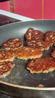 Metal spatula adım adım çıtır tavuk pirzolası fırlatır. Üst Manzara. Sığır ciğeri krepi yapma süreci