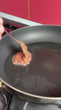 Metal spatula adım adım çıtır tavuk pirzolası fırlatır. Üst Manzara. Sığır ciğeri krepi yapma süreci