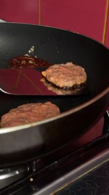 Metal spatula adım adım çıtır tavuk pirzolası fırlatır. Üst Manzara. Sığır ciğeri krepi yapma süreci