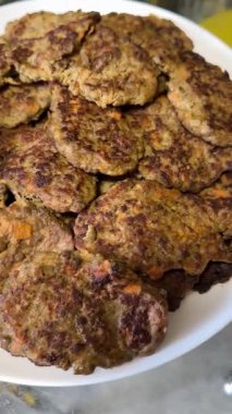 Metal spatula adım adım çıtır tavuk pirzolası fırlatır. Üst Manzara. Sığır ciğeri krepi yapma süreci