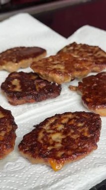 Metal spatula adım adım çıtır tavuk pirzolası fırlatır. Üst Manzara. Sığır ciğeri krepi yapma süreci