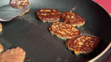 Metalik kapta ciğer krepleri. Karaciğer krepi yapma süreci. Sığır pirzolası karaciğerinden.