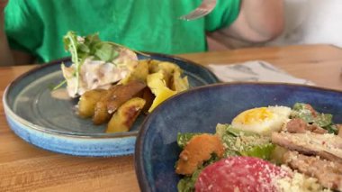 Sezar salatası patates, tavuk göğsü, mantarlı tavuk dürümü ve köy usulü patates. Yüksek kalite 4k görüntü