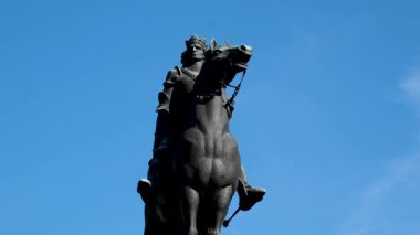 Polonya 'nın başkenti Krakow, Polonya' nın başkenti ve Rönesans mimarisi olan Cloth Hall Sukiennice Market ve St. Marys Bazilica Bazylika Mariacka. Yüksek kalite 4k görüntü