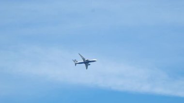 Ağır çekimde havada uçan bir uçağın silueti. Yüksek kalite 4k görüntü