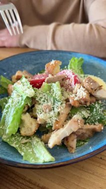 Sezar salatası. Klasik Sezar salatası romaine marulu, kızarmış ekmek, fırında tavuk filetosu, parmesan peyniri ve soslu. Yüksek kalite 4k görüntü