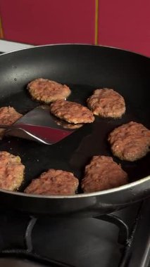 Karaciğer pirzolası harika bir yakın görüş insanı kızartma yüzeyinde et hazırlar ve kırmızı metal maşayla döner. Yüksek kalite 4k görüntü