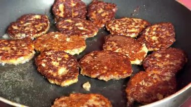 Karaciğer pirzolası harika bir yakın görüş insanı kızartma yüzeyinde et hazırlar ve kırmızı metal maşayla döner. Yüksek kalite 4k görüntü