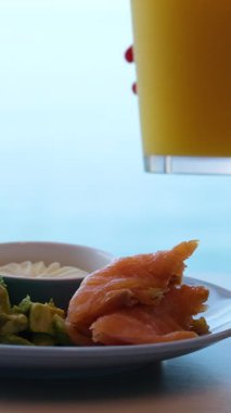 Kavunlu İtalyan jambonu. Kavunlara sarılmış geleneksel jambon dilimleri. Lezzetli aperatif. Yemek arkaplanı. Kapatın. Aperatif olarak şarap için aperatif. Yüksek kalite 4k görüntü