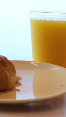 Croissantlarla çay için uzanmak. Romantik bir düzen. Yüksek kalite 4k görüntü