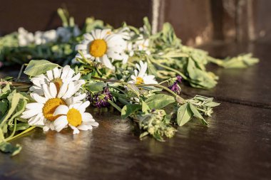 Beyaz çiçek çelengi, gündönümü buketi. Yaz Gündönümü Yaz Ortası Günüdür. Yaz Ortası Gecesi.