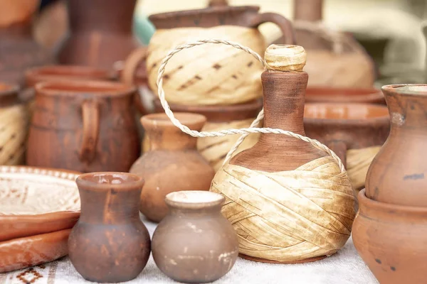 Cerâmica. Mercado de cerâmica na aldeia Oposhnya, centro de produção de cerâmica. Diferentes produtos de cerâmica: tigelas, vasos, frascos no mercado . — Fotografia de Stock
