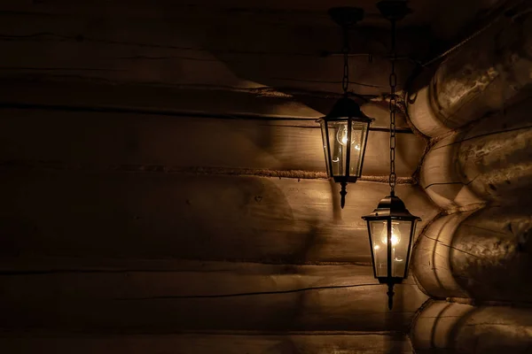 A lâmpada velha brilha com uma luz morna macia no canto da sala — Fotografia de Stock