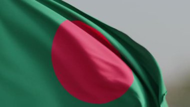 Bangladeş 'in ulusal bayrağı, ulusların bağımsızlığını ve gururunu sembolize eden, dinamik bir görsel ekranda hafifçe dalgalanıyor.
