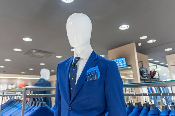 青いネクタイとスカーフで 青いジャケットのファッションストアでマネキンのクローズアップ — ストック写真