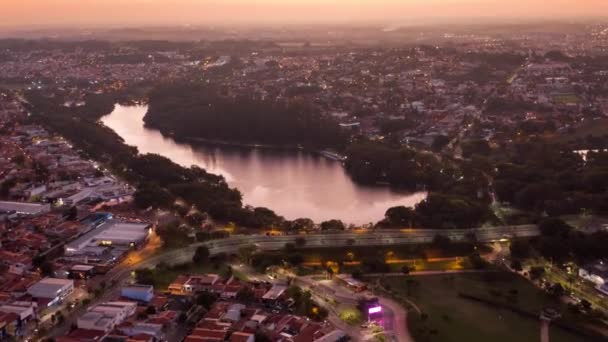 ブラジル サンパウロのカンピナスを背景にポルトガル公園の池と平和の広場のヘラルド — ストック動画
