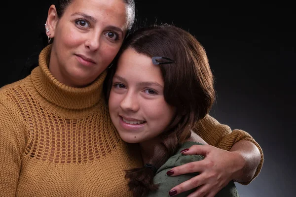 Abrazos Madre Hija Luz Estudio Fondo Neutro —  Fotos de Stock