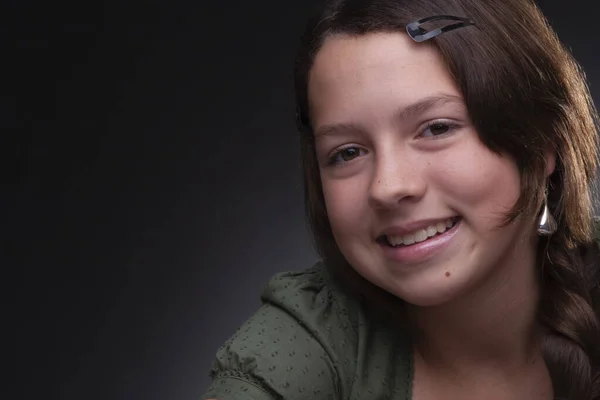 Hermosa Joven Sonriendo Estudio Luz Fondo Neutro —  Fotos de Stock