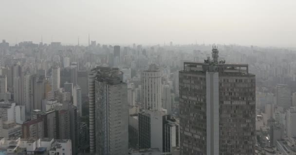 Flygning Mellan Historiska Byggnader Centrala Sao Paulo Brasilien Framåt Rörelse — Stockvideo