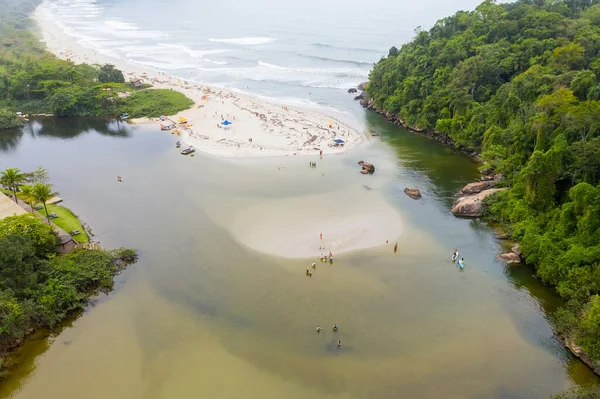 Rzeka Wpływająca Plaży Itamambuca Ubatuba Sao Paulo Brazylia — Zdjęcie stockowe