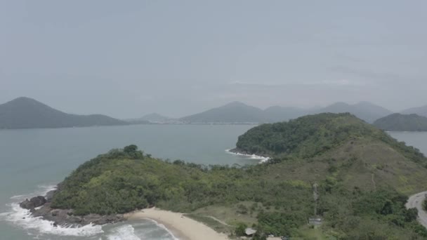 巴西圣保罗Vermelha海滩的Barra Seca海滩 背景为Ubatuba 从上往前进 — 图库视频影像