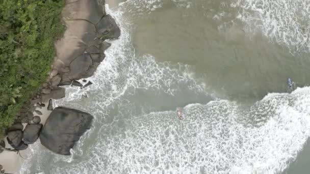 トップから見たブラジル サンパウロ州ウバトゥバのイタンブッカビーチのサーファー — ストック動画