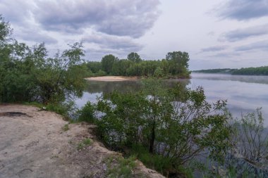 Akşamları ormanın kıyısında bir göl..