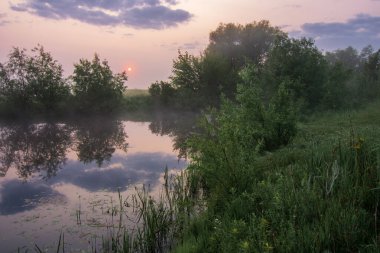 Gölde gün doğumu yansıması ile