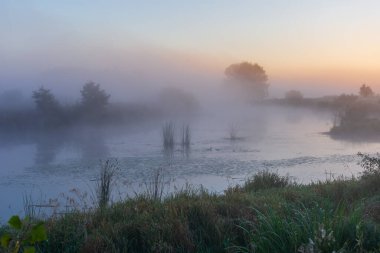 Gölün üzerinde güzel bir gün batımı