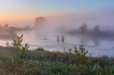 Gölde sabah sisi. Gündoğumu yansıtılır