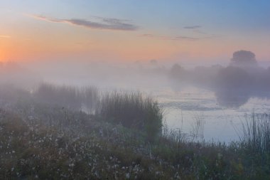 Gölde güzel bir gün doğumu