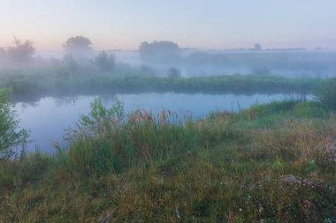Yazın nehirde gün doğumu
