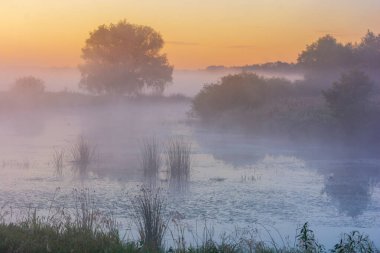 Gölün üzerinde gün doğumu