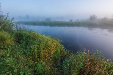 Sonbaharda nehrin üzerinde güzel bir gün doğumu
