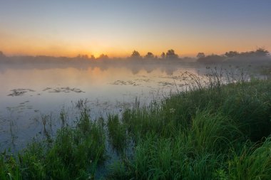 Yaz aylarında göl üzerinde gündoğumu