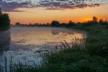 Nehirde gün batımı