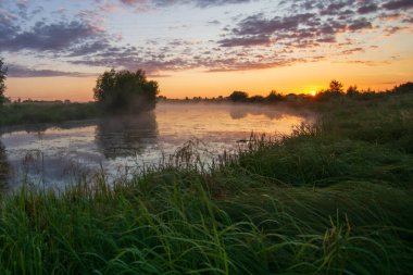 Çok güzel bir sabah manzara Nehri üzerinde