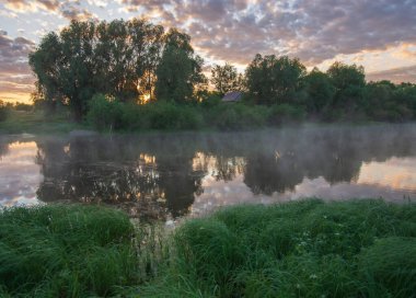 Nehrin kıyısında gün doğumu.
