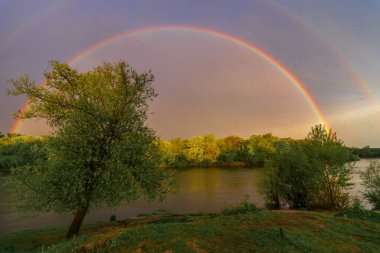 Göl üzerinde gökkuşağı