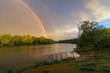 Nehrin üzerinde gökkuşağı