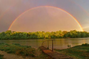 Nehirde gökkuşağı